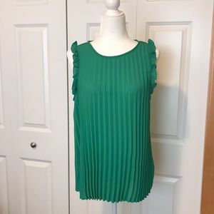 Maurices, NWOT, a-line Kelly green tank with folded accents 🌷